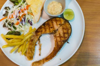 patates kızartması ile ızgara somon biftek fileto