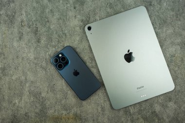 Bangkok, Tayland - 4 Ekim 2024: iPad Air ve iPhone 15. Apple Inc. tarafından oluşturuldu.