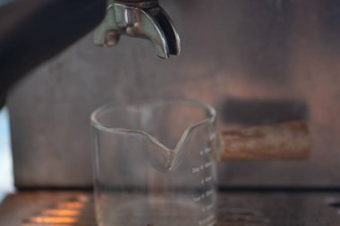 Kahve makinesinden kahve içmek için boş bardakları hazırlayın.