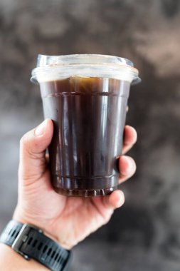 Buzlu americano elinde. Soğuk bir kahve içmenin ferahlatıcı anı.