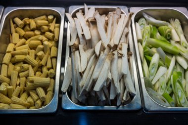 Büfedeki paslanmaz çelik tepside çiğ sebze.