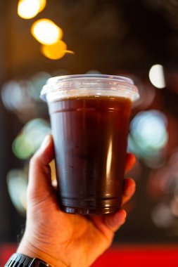 Bir bardak buzlu sade kahveyi el ele tutuştuk.