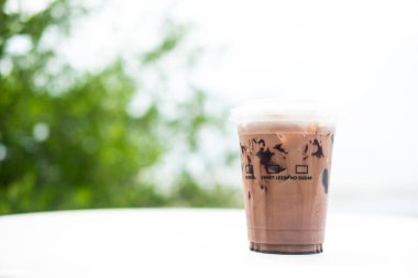 Plastik bir fincanda soğuk moka kahve. Arka planda fotokopi alanı var..