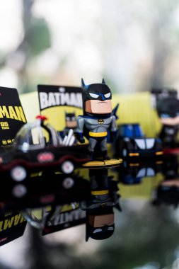 Bangkok, Tayland - 10 Ekim 2024: POP MART 'tan DC Batman 85. Batman Animasyon dizisi 1992 TV dizisi
