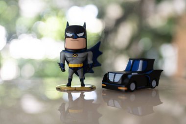 Bangkok, Tayland - 10 Ekim 2024: POP MART 'tan DC Batman 85. yıldönümü serisi. Batman Animasyon dizisi 1992 TV dizisi