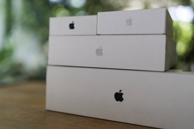 Bangkok, Tayland - 10 Ekim 2024: Apple 'dan gelen paket kutuları, beyaz kutunun üzerinde elma logosu olan manzara kutusu
