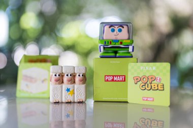 Bangkok, Tayland - 10 Ekim 2024: Şirin oyuncak POP MART Bu Disney Pixar POP CUBE 1 Serisi rakamları Buzz Lightyear ve Billy, Goat ve Huysuz