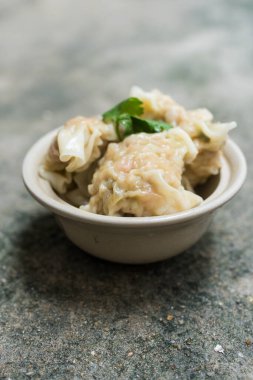 Ev yapımı domuz etli börekleri kapta, hassas tabaklar.