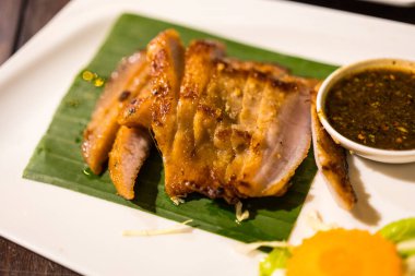 Baharatlı soslu ızgara domuz boynu. Geleneksel Tayland yemekleri