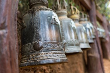 Eski çan Khitchakut dağda Lord Buddha ayak izi ile taş çelik demiryolu üzerinde asılı önemli bir turistik Chanthaburi, Tayland.