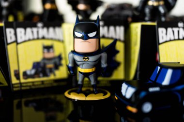 Bangkok, Tayland - 13 Ekim 2024: POP MART 'tan DC Batman 85. Batman Animasyon dizisi 1992 TV dizisi
