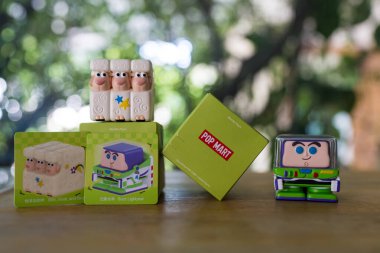 Bangkok, Tayland - 13 Ekim 2024: Şirin oyuncak POP MART Bu Disney Pixar POP CUBE 1 Serisi rakamları Buzz Lightyear ve Billy, Goat ve Huysuz