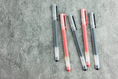 Siyah ve kırmızı jel kalemler. Üst görünüm