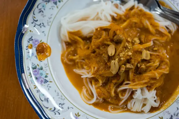 Kanom Jeen Nam Prik. Fıstık soslu Tayland pilavı. Üst görünüm