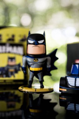 Bangkok, Tayland - 16 Ekim 2024: POP MART 'tan DC Batman 85. Batman Animasyon dizisi 1992 TV dizisi
