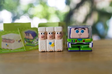 Bangkok, Tayland - 16 Eylül 2024: Şirin oyuncak POP MART Bu Disney Pixar POP CUBE 1 Serisi rakamları Buzz Lightyear ve Billy, Goat ve Huysuz