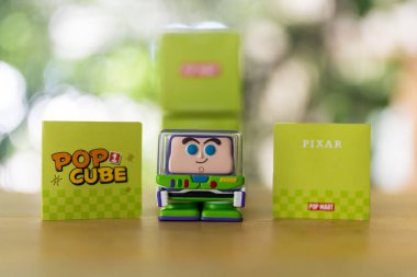 Bangkok, Tayland - 16 Eylül 2024: Masada şirin oyuncak POP MART Buzz Işıkyılı