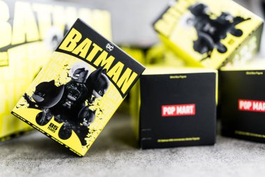 Bangkok, Tayland - 16 Ekim 2024: DC Batman Oyuncak 'ın Blind Box koleksiyonundaki figürleri DC Batman 85.