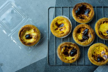 Lezzetli yumurtalı tart, ızgaraya, lezzetli fırına, tatlı yemeklerine ve kahvaltı için muhallebi bazlı malzemelere konulan mükemmel tatlı türüdür..