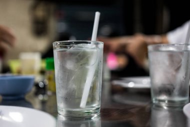 Bir bardak buzlu ve samanlı su.