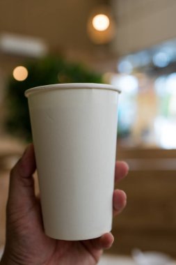 Eldeki tek kullanımlık bardağı kapat.