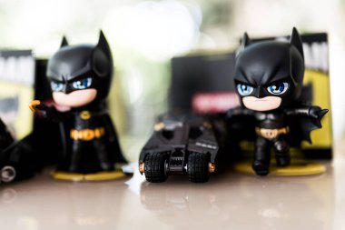 Bangkok, Tayland - 21 Ekim 2024: POP MART 'tan DC Batman 85. Kara Şövalye 2008 Filmi.