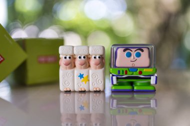 Bangkok, Tayland - 21 Ekim 2024: Şirin oyuncak POP MART Bu Disney Pixar POP CUBE 1 Serisi rakamları Buzz Lightyear ve Billy, Goat ve Huysuz