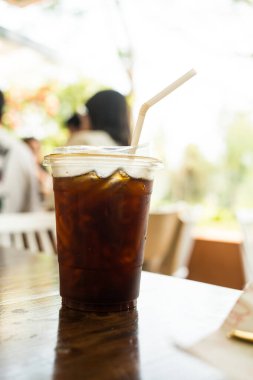 Plastik bardak buzlu americano 'ya yakın çekim.