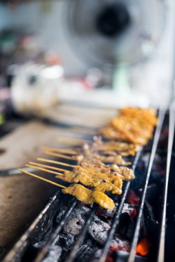 Pork satay ızgarası ya da markette Moo satay. Meşhur Tayland sokak yemeği..