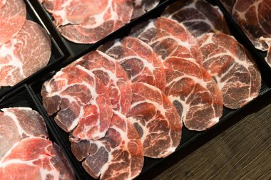 Lokantada siyah tepside, sıcak tencerede veya Shabu 'da servis edilen ince dilimlenmiş yağlı biftek veya domuz eti.