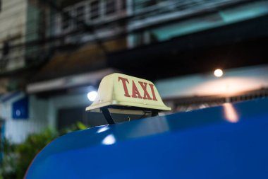 Tayland 3 tekerlekli yerli taksi. Tayland Tuk Tuk, gece arabanın çatısındaki TaXI metnini kapat.