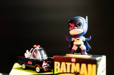 Bangkok, Tayland - 24 Ekim 2024: POP MART 'tan DC Batman 85. Batman 1966 TV dizisi