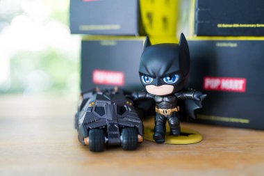 Bangkok, Tayland - 24 Ekim 2024: POP MART 'tan DC Batman 85. Kara Şövalye 2008 Filmi.