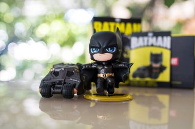 Bangkok, Tayland - 24 Ekim 2024: POP MART 'tan DC Batman 85. Kara Şövalye 2008 Filmi.