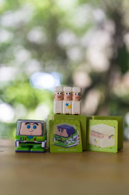 Bangkok, Tayland - 24 Ekim 2024: Şirin oyuncak POP MART Bu Disney Pixar POP CUBE 1 Serisi rakamları Buzz Lightyear ve Billy, Goat ve Huysuz