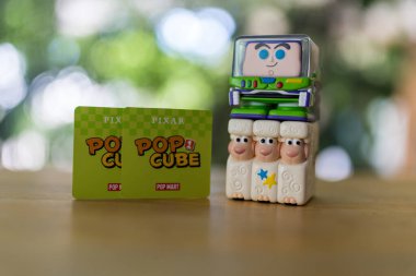 Bangkok, Tayland - 24 Ekim 2024: Şirin oyuncak POP MART Bu Disney Pixar POP CUBE 1 Serisi rakamları Buzz Lightyear ve Billy, Goat ve Huysuz