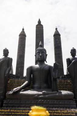 Tayland 'ın başkenti Saraburi' deki Wat Tham Krabok Manastırı veya Thamkrabok Tapınağı 'na seyahat eden Tayland halkı ve yabancı gezginler için Buda heykeli kutsal dualarla kutsanmıştır.