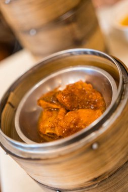 Buharda pişmiş domuz kaburgası bambu buharlı bir buharlı sandviç..