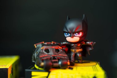 Bangkok, Tayland - 26 Ekim 2024: POP MART 'tan DC Batman 85. Kara Şövalye 2008 Filmi.