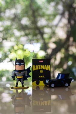 Bangkok, Tayland - 26 Ekim 2024: POP MART 'tan DC Batman 85. Batman Animasyon dizisi 1992 TV dizisi