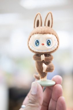 Bangkok, Tayland - 26 Ekim 2024: Güzel bir sanat oyuncağı Yoga Koçu gizlidir. Tahsilat Labubu Canavarlar Lazy Yoga Serisi POP MART
