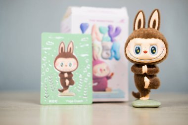 Bangkok, Tayland - 26 Ekim 2024: Güzel bir sanat oyuncağı Yoga Koçu gizlidir. Tahsilat Labubu Canavarlar Lazy Yoga Serisi POP MART