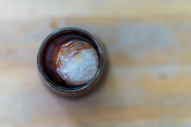 Bardakta buzlu sade kahve, üst manzara.