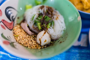 Pork Dry Noodle pişmiş erişteden oluşan lezzetli bir yemektir. Tipik olarak ince ya da düz, çorbasız servis edilir ve üzerine domuz eti dilimleri dökülür.