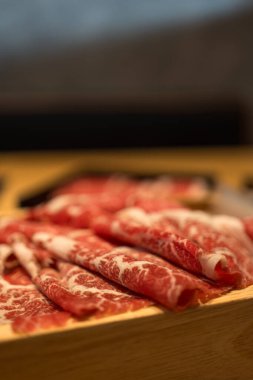 Kaliteli Japon wagyu eti dilimlenmiş. Seçici odak