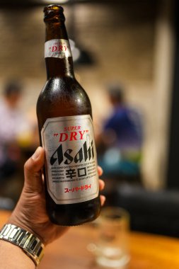Bangkok, Tayland - 30 Ekim 2024: Asahi bira şişesi, Japon biraları, en popüler Japon biraları