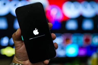 Bangkok, Tayland - 29 Ekim 2024: Elma iPhone 'unda güncellenen, telefonla güncellenen yazılım