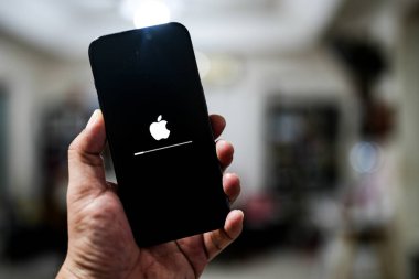 Bangkok, Tayland - 29 Ekim 2024: Elma iPhone 'unda güncellenen, telefonla güncellenen yazılım