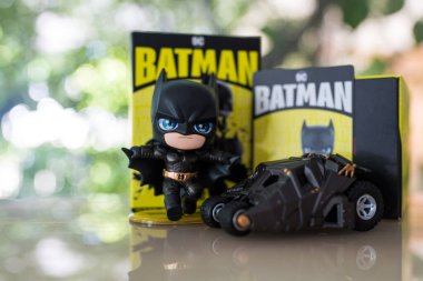 Samut Prakan, Tayland - 30 Ekim 2024: POP MART 'tan DC Batman 85. yıldönümü serisi. Kara Şövalye 2008 Filmi.