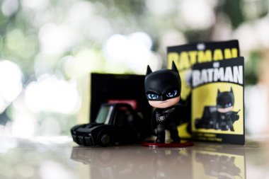 Samut Prakan, Tayland - 30 Ekim 2024: POP MART 'tan DC Batman 85. yıldönümü serisi. Batman 2022 filmi.